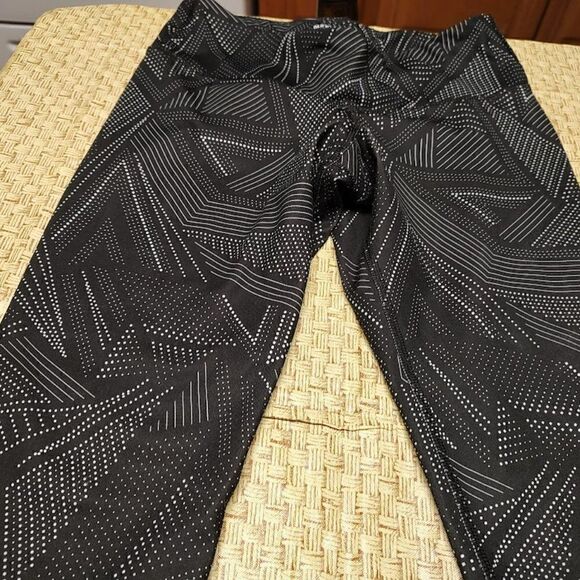 Old Navy Active Black White Designed Leggings Size Women's M - Picture 2 of 2
